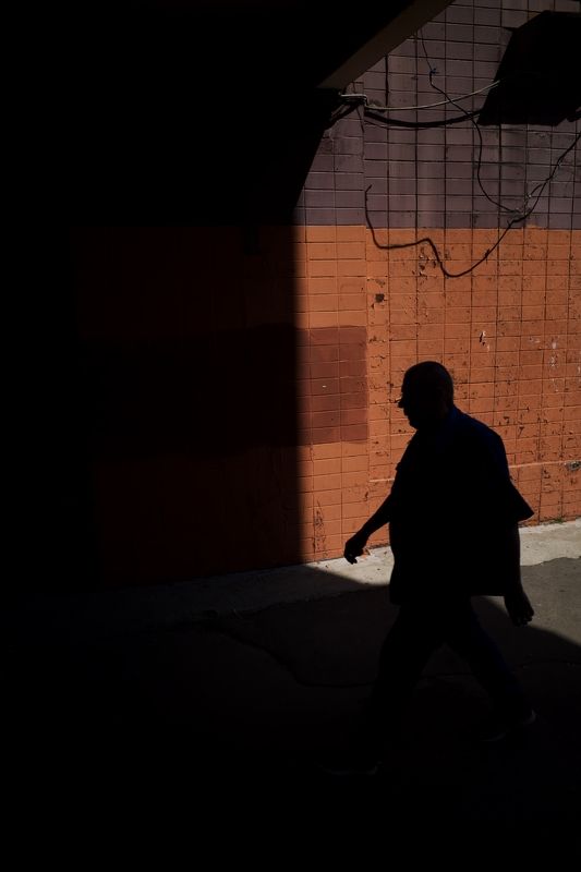 28mm, street photography. Shadow hunterphoto preview