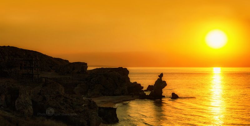 солнце, скалы, скала петух, рифы, путешествие на автомобиле, природный парк караларский, природа, панорама, лето, крым, закат, дикий пляж, дикий отдых, генеральские пляжи, вечерняя заря, вечер, бухта шкордовых, береговая линия, азовское море, август Луч солнца золотого фото превью