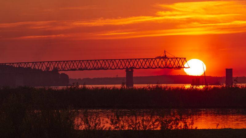 высокогорский мост, Енисей, закат  Строительство высокогорского моста Енисейphoto preview