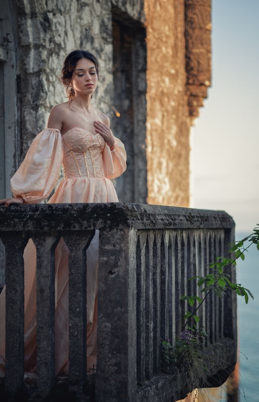 девушка принцесса романтика море замок балкон история Джульеттаphoto preview
