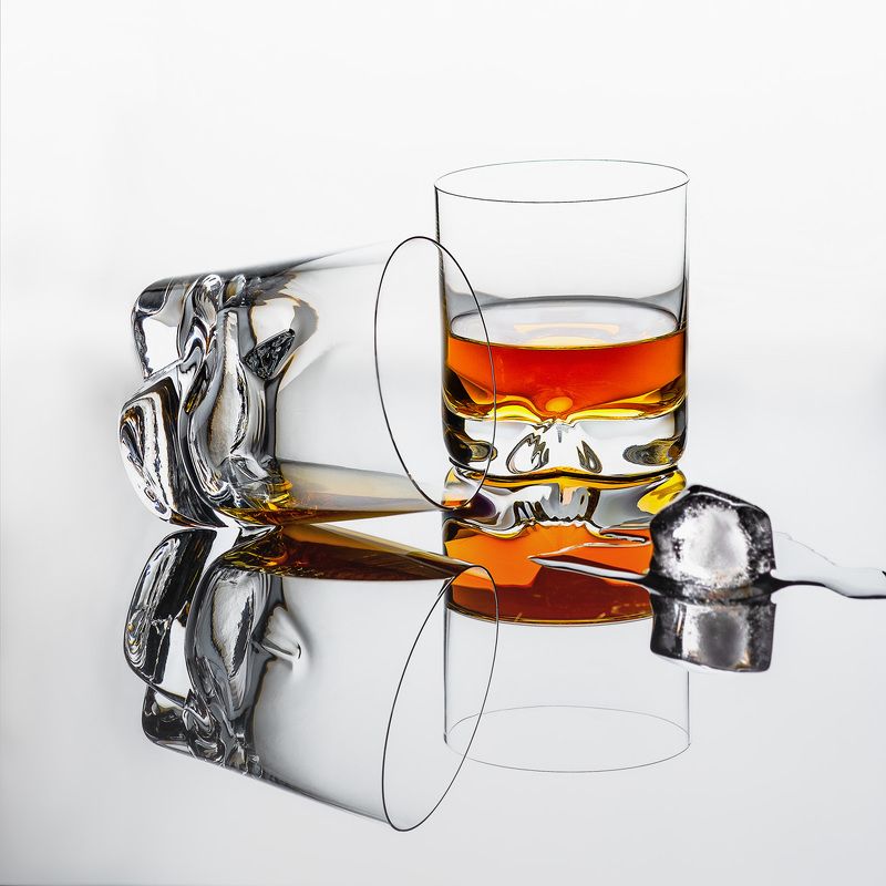 Стакан, виски, белый Стакан с виски на белом фонеphoto preview