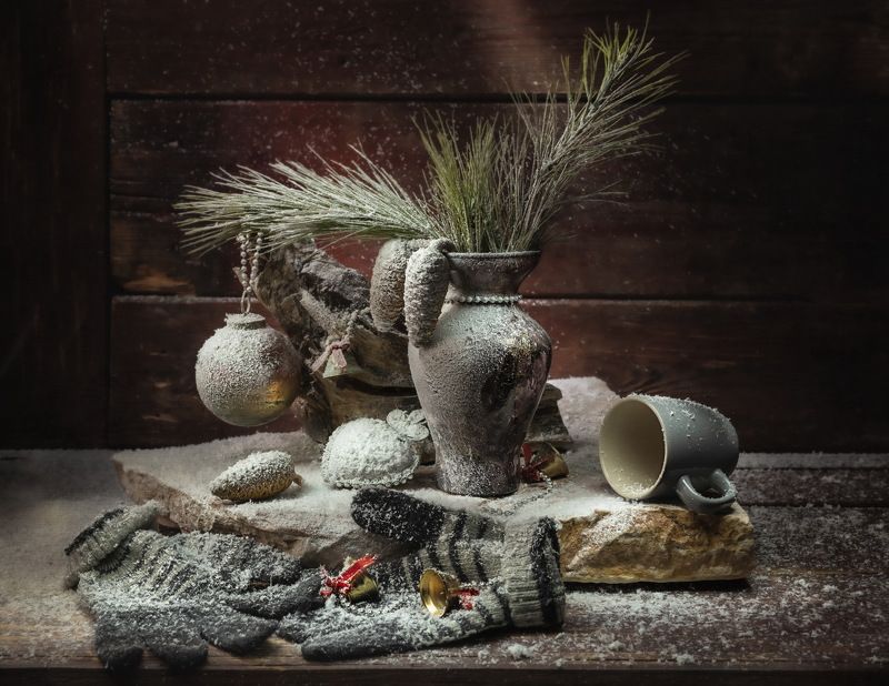 натюрморт, новогодние игрушки, сосновая ветка, снег, световая кисть. После праздника.photo preview