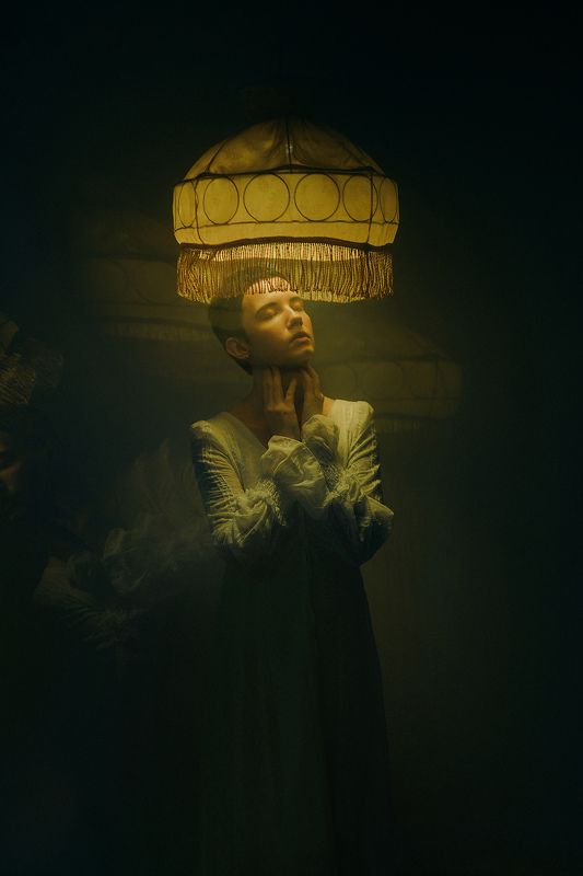 лампа девушка женский портрет короткая стрижка сигарета курение дым rgb винтаж ретро депрессия бра торшер светильник комната красивая девушка Однажды в Парижеphoto preview