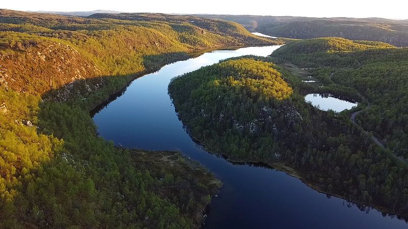 север, лето, квадрокоптер, озеро С высоты птичьего полётаphoto preview