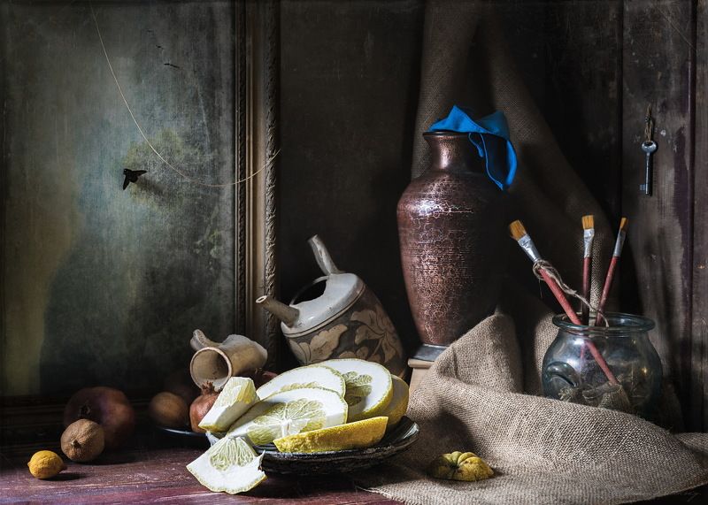 натюрморт, Citrus maxima, медная ваза, керамика, картина, кисти, мастерская художника, свет из окна. Про медную вазу.photo preview