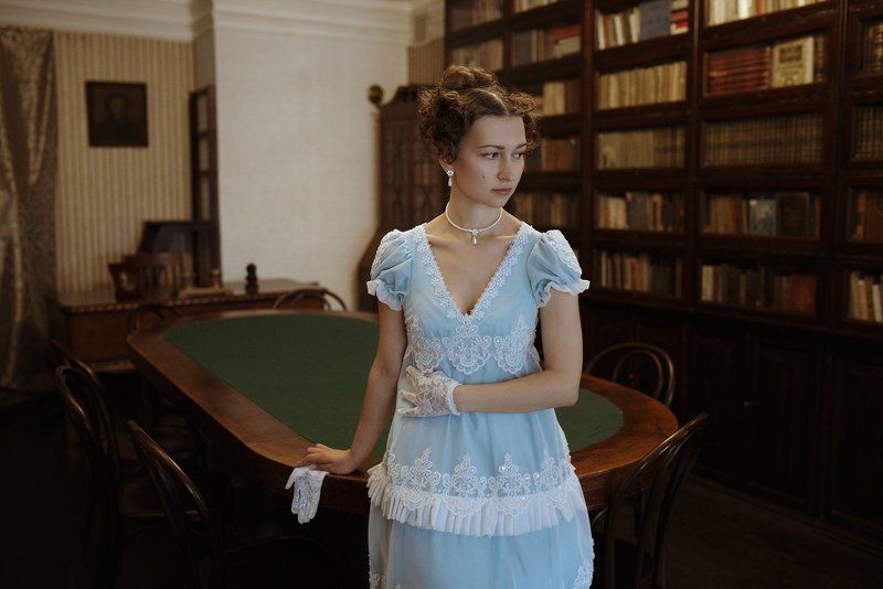 Дама с перчаткойphoto preview