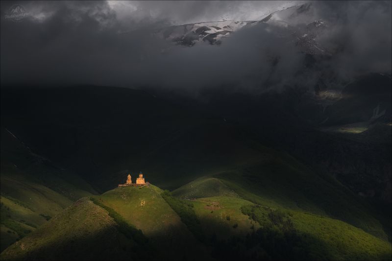 грузия, гергети, казбек, казбеги, степанциминда, троицкая церковь СВЕТ и ТЬМАphoto preview