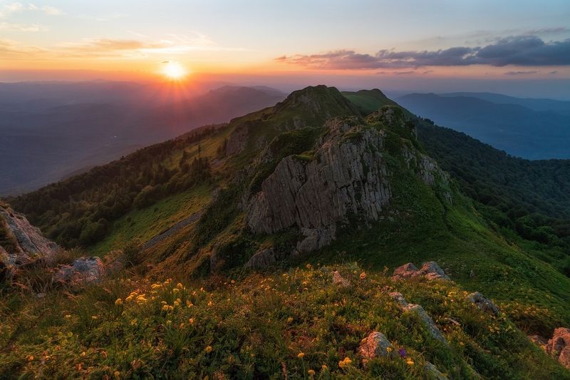 На склоне дня закат был тих, прозрачен и спокоен.photo preview