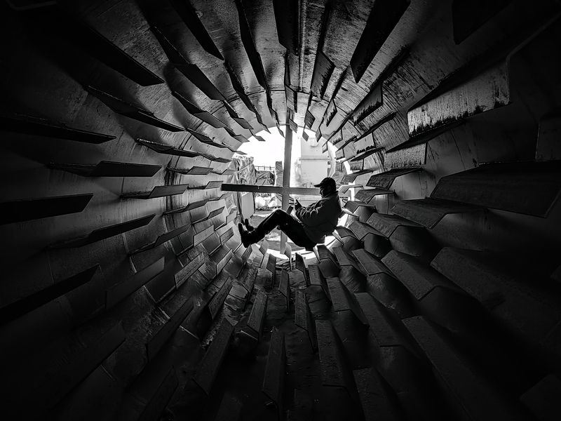 black and white, bnw, portrait, symétrique, man, architecture, in the middle In the middlephoto preview