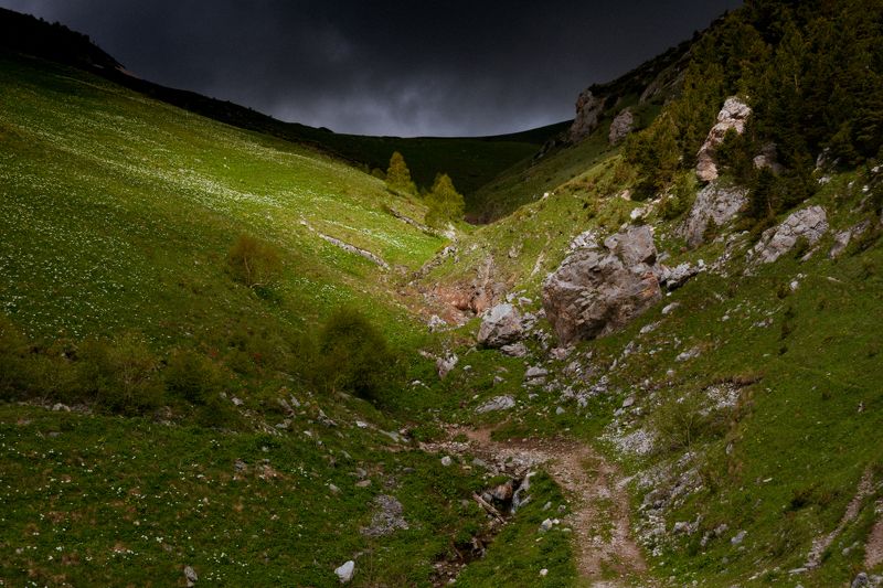 горы, облака, свет Тёмная долинаphoto preview