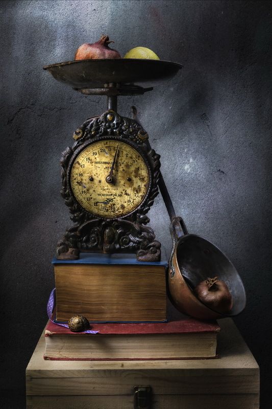 натюрморт старые весы книги сухие фрукты световая кисть Про старые английские весыphoto preview