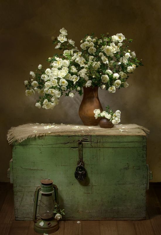 натюрморт, сундук, шиповник, керосинка Нежные и прекрасные....photo preview