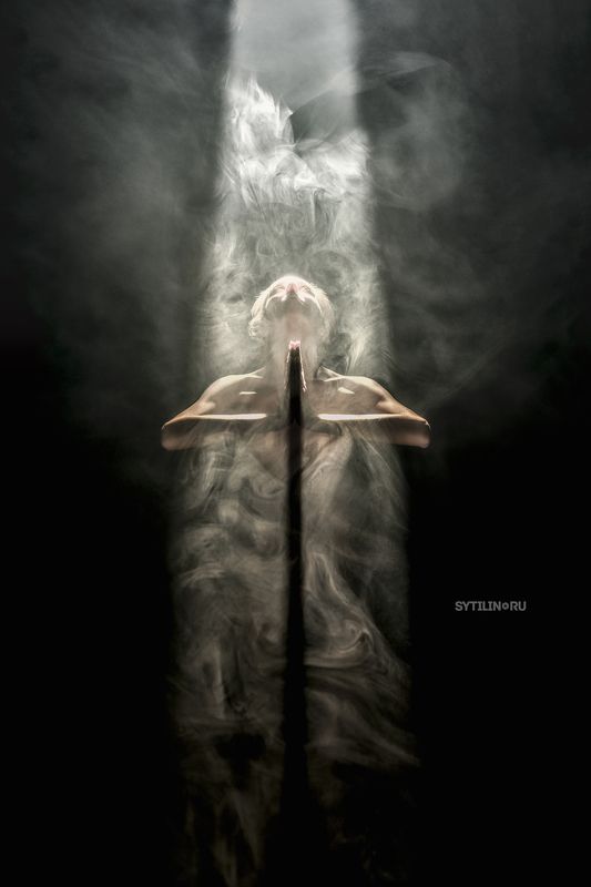 молитва, девушка, женщина, молодая, свет, храм, церковь, крест, распятие, молиться, религия, луч, дым, задымление, святой, дух Молитваphoto preview
