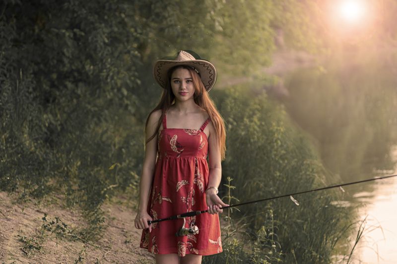 рыбалка ,вечер ,красивая девушка Лера на тренировке перед рыбалкой....photo preview