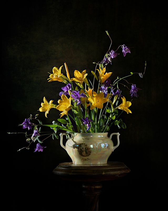 Композиция из лилейников и ирисовphoto preview