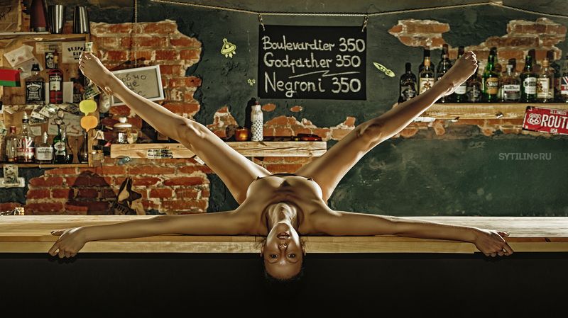 девушка, бар, стойка, распродажа, акция, лежать, обнаженная, грудь, стройная, молодая, женщина, ню, выпивка, ликвидация Распродажа или Все по 350photo preview