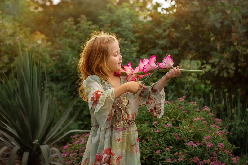 дети, детская фотография, детский портрет, портрет, цветы, гладиолусы, музыка, скрипка цветочная мелодияphoto preview