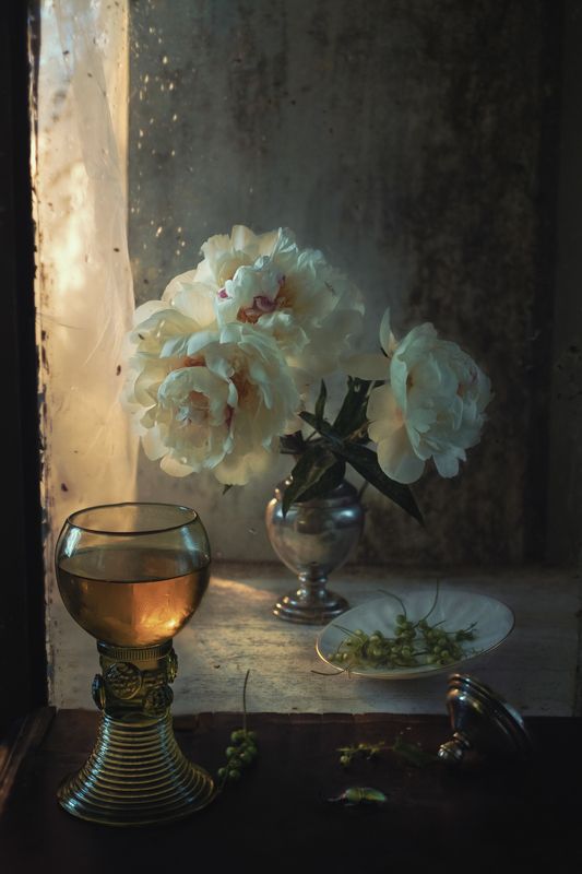 Сотни лепестков, обнявшись нежно, затаились, глядя на восток. фото превью