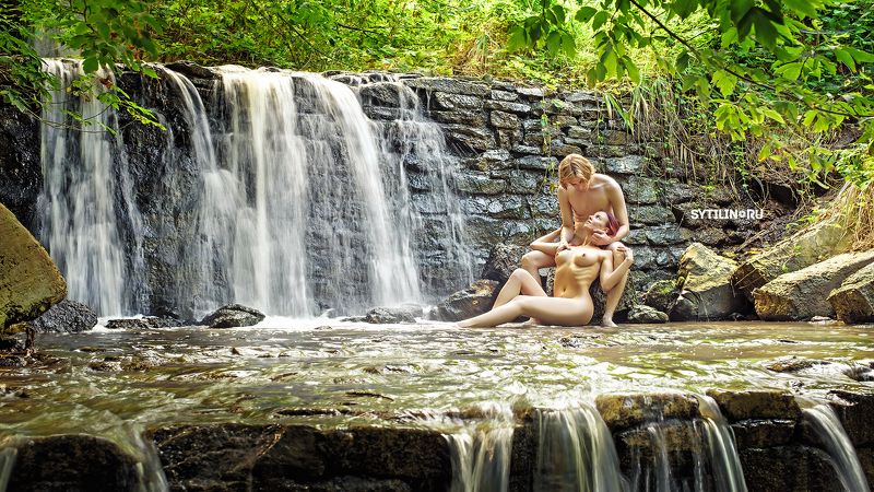 пара, двое, водопад, поток, струи, вода, обнаженные, молодость, свидание, любовь, уединение, ню, взгляд, встреча, влюбленные Пара у водопадаphoto preview