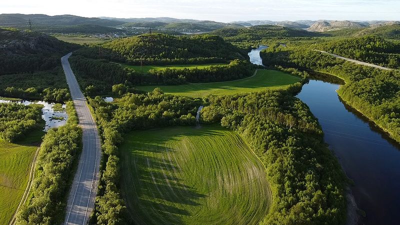 квадрокоптер, север, река, дорога, поля Кольский край с высотыphoto preview