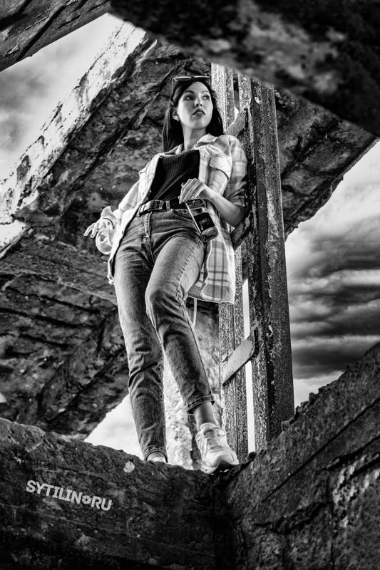 девушка, zed, молодая, стройная, виски, джинсы, бетон, строение, заброшенное, заброшка, тревога, лестница, зет, заброшка Zedphoto preview