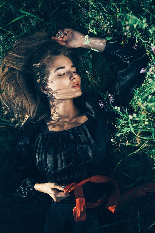 женский портрет, лента, лето, трава, красная лента, портрет, портрет в траве Nastyaphoto preview