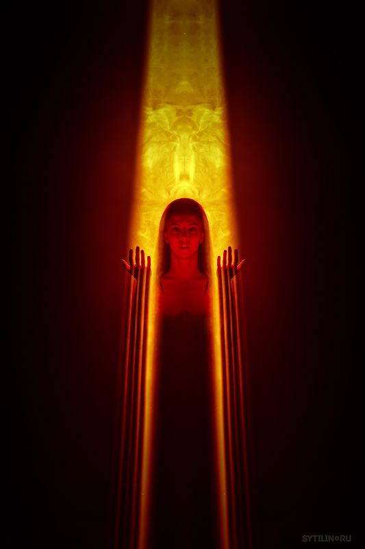 предзнаменование, апокалипсис, женщина, молитва, ад, адский, луч, свет, пламя, молитва, поклонение, религия, страшный суд Omenphoto preview