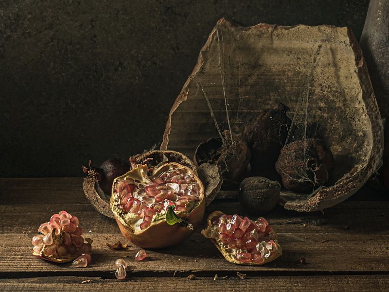 натюрморт,  деревенский, сухие фрукты,  естественный свет About pomegranates, old and young.  О гранатах, старых и молодых.photo preview