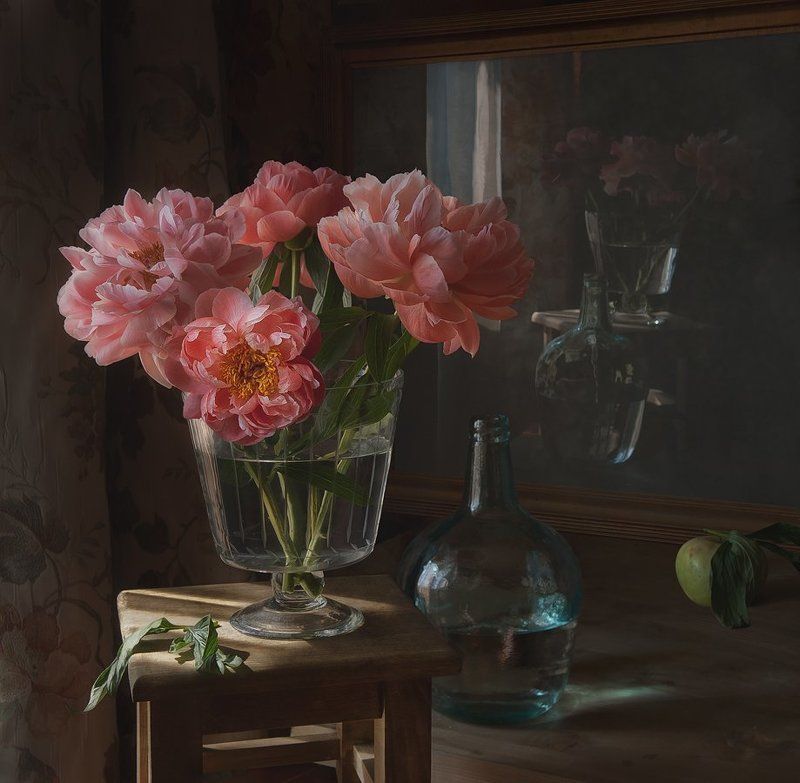 Пионы и зеленое яблоко....photo preview