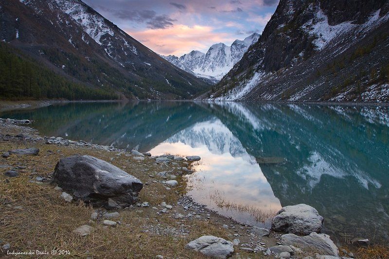 2014, алтай, вода, горы, камни, лиственница, облака, озеро, осень, отражение, россия, сентябрь, снег Тихий вечер на Шавлинскомphoto preview