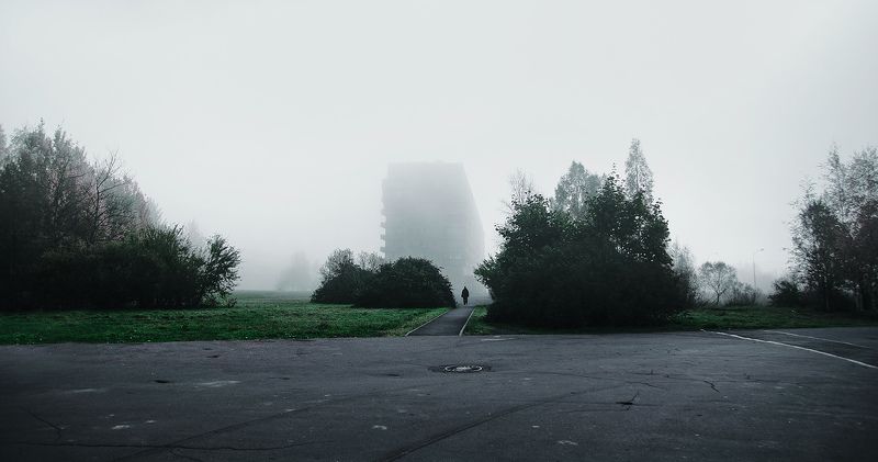 Деревья, Дом, Дорога, Небо, Трава, Туман, Улица, Человек ***photo preview