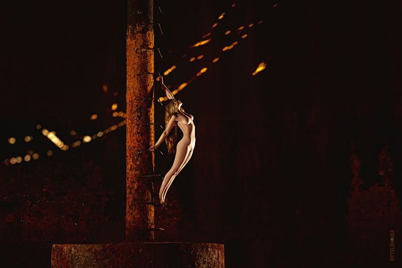 цирк, арена, девушка, обнаженная, гимнастка, упражнение, акробатика, ню, свет, трапеция, ржавчина, ржавый, железо, железный, Old circusphoto preview