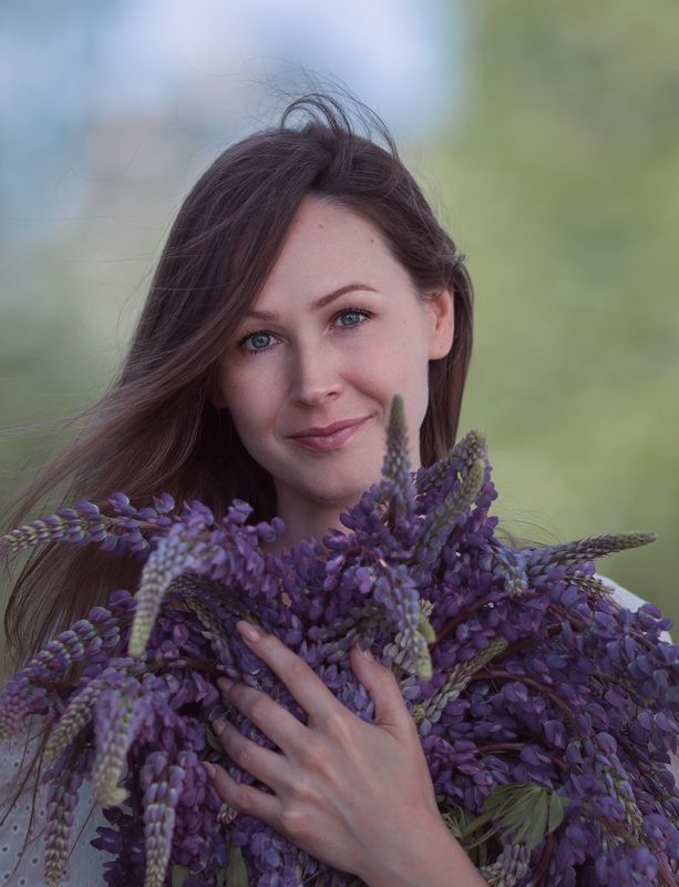 люпин, люпины, русская девушка, девица краса, краса, шатенка, белое платье, фиолетовые цветы Аня фото превью