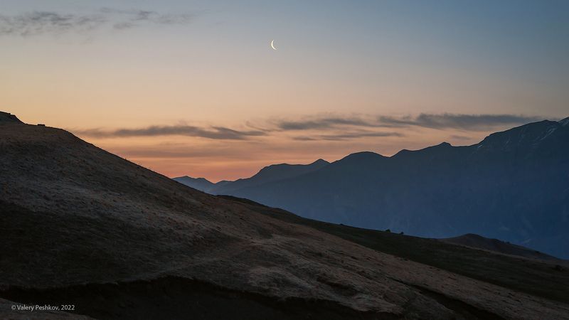 рассвет, месяц, утро в горах, перевал, актопрак, кабардино-балкария, кавказ На рассвете фото превью