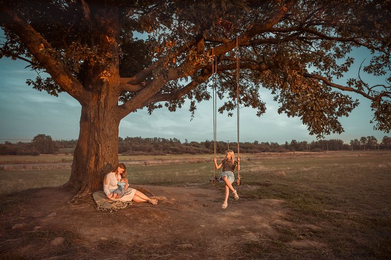 кормление, мать, дитя, ребенок, мама, нежность, семья, любовь, качели, закат У дубаphoto preview