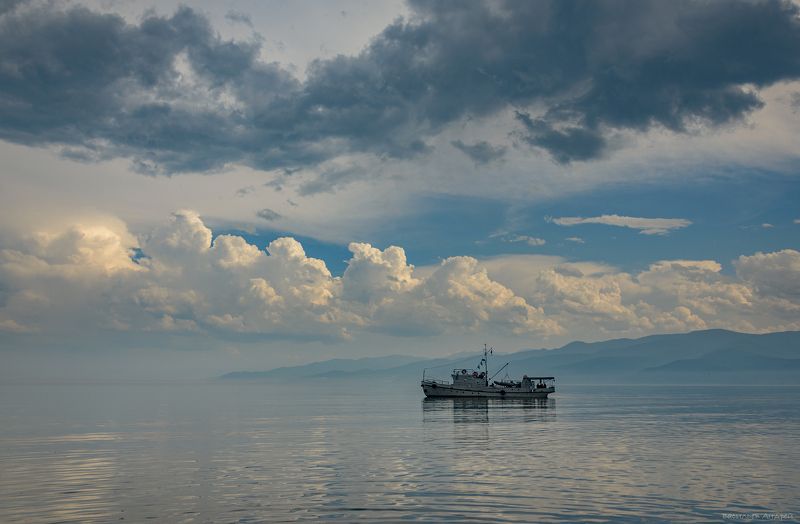 байкал, озеро, небо, облака, горы, катер ***photo preview