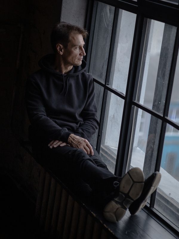 #мужскойпортрет, #студийныйпортрет, #естественныйсвет, #отокна, #студийнаясъмка Дэн фото превью