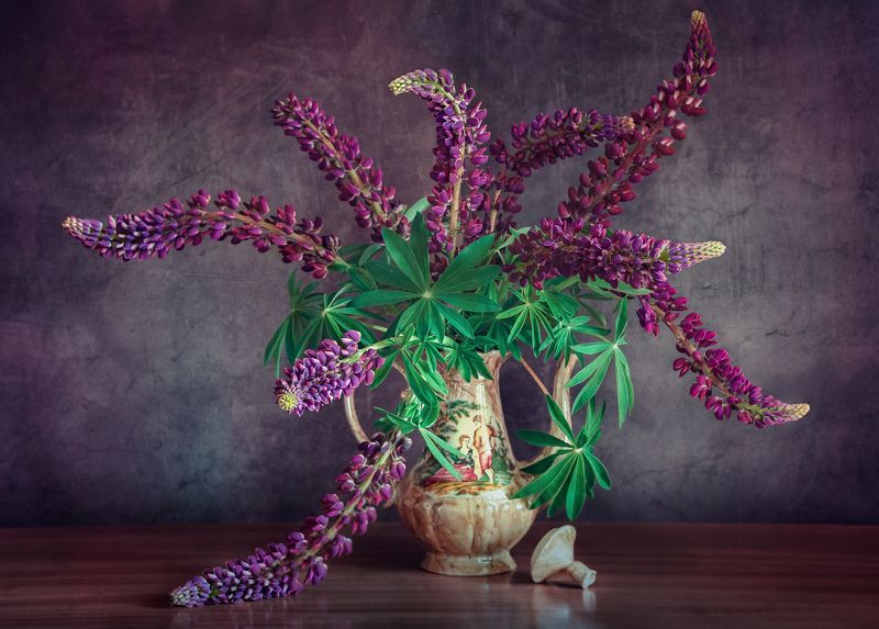 Люпины в чайникеphoto preview