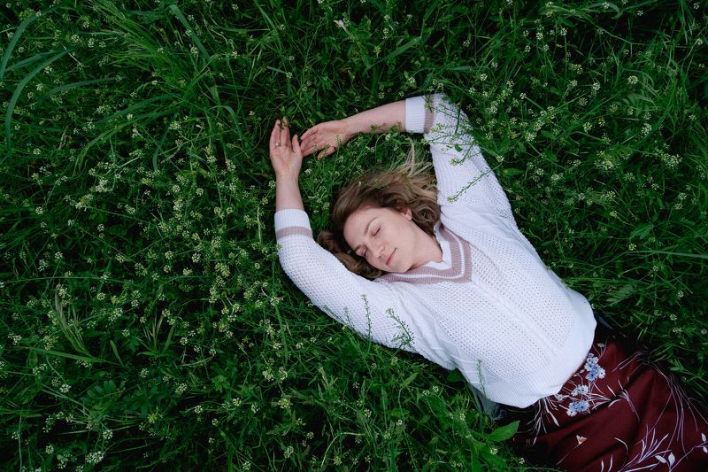 портрет, цветы, трава Весенняяphoto preview