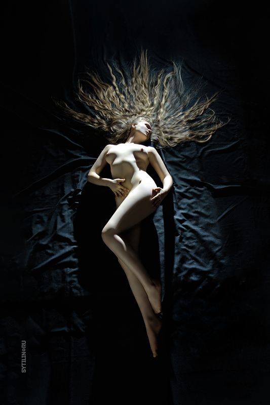 девушка, спать, сон, обнаженная, ню, густые волосы, черный, темный, простынь, стройная, длинные волосы, молодая, женщина Сон Дианыphoto preview