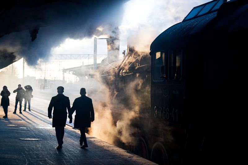паровоз, пар, свет, люди On Vitebskiy railway stationphoto preview