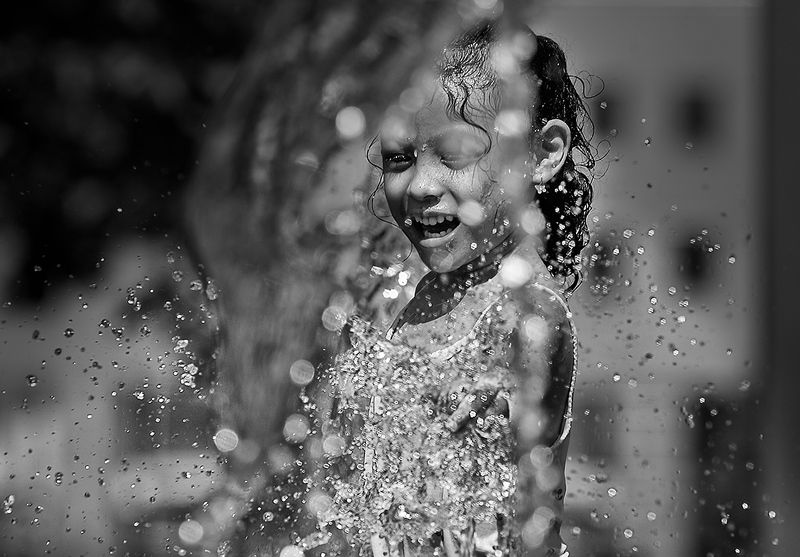 чб фото, лето, дети, фонтаны, уличная фотография, жанровый портрет photo preview