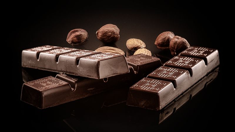 шоколад с миндалем и фундукомphoto preview