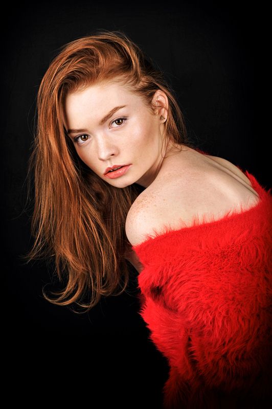 девушка в красном Ангелинаphoto preview