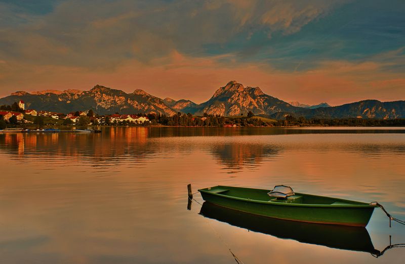 Одинокая лодкаphoto preview