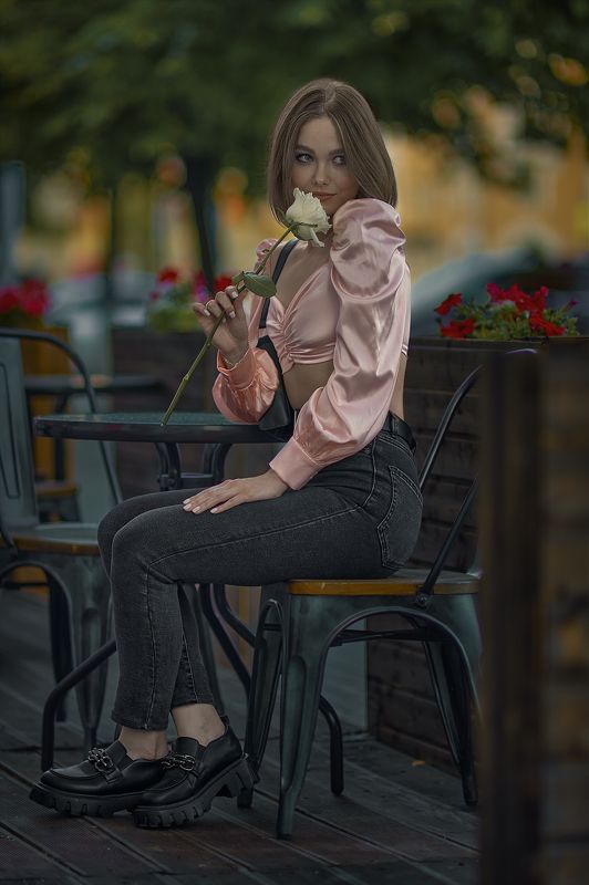 Белая роза  .  .  .photo preview