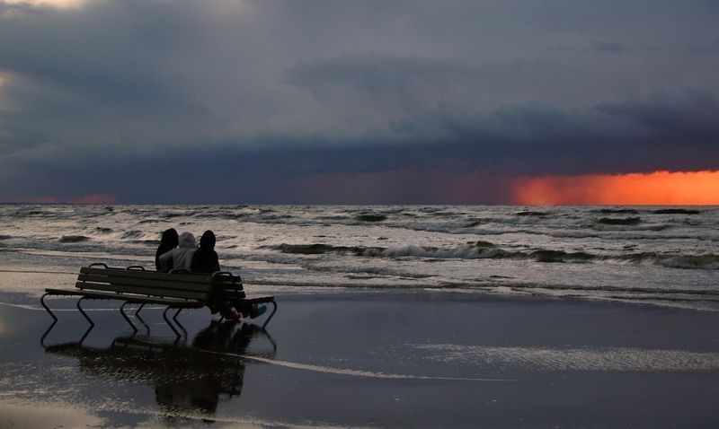 summer, evening, shore, sunset, sky, storm, cloud, friends, meeting, waiting, girlfriends, sea Evening by the seaphoto preview