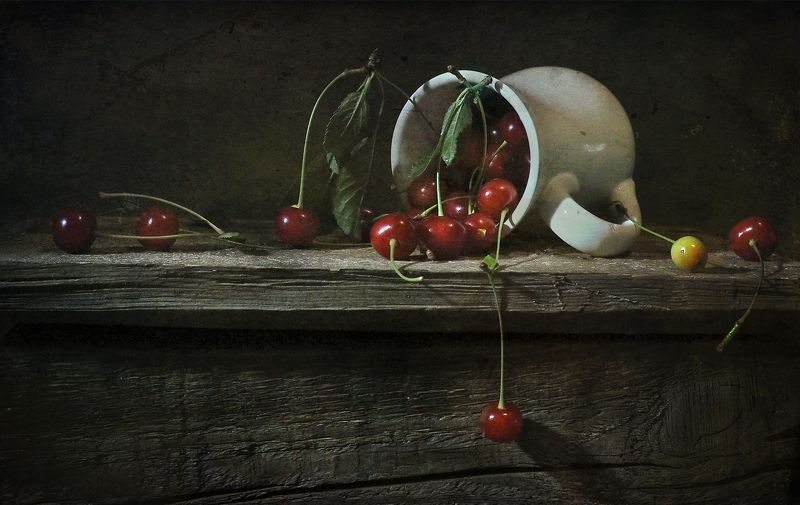 вишня,кружка,старое,стол, древесина Вишенкиphoto preview