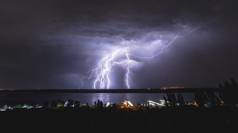 молнии, ночь, широкий угол, река, волга, электричество, разряд, вода, озеро, причал, огни, пирс, гроза, удар, стихия, прогноз, погода, ливень, дождь И грянул гром...photo preview