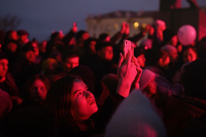 репортаж, концерт, Девушка с телефономphoto preview